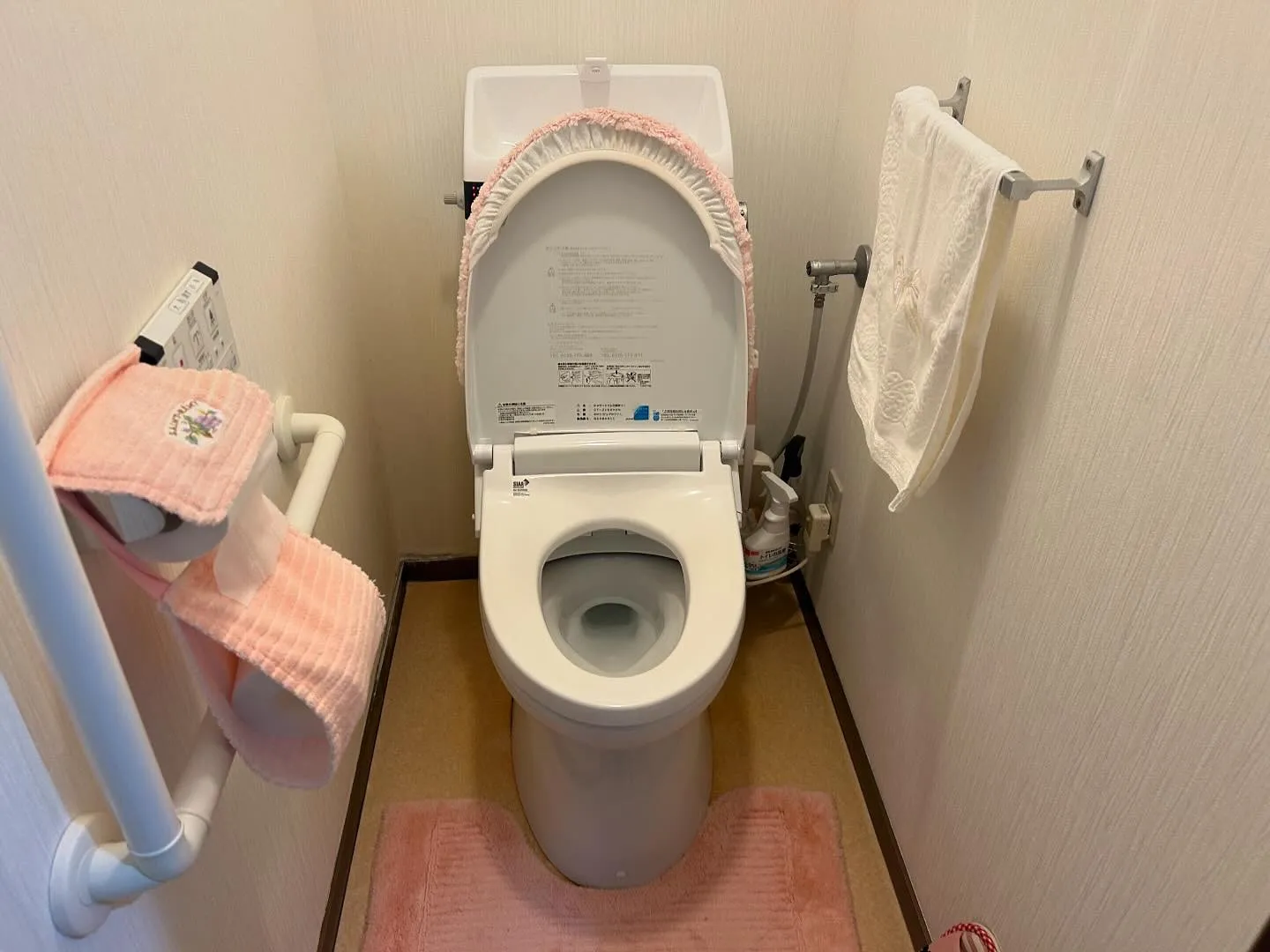 札幌市中央区にてトイレのタンクの取替ご希望とクロス、クッショ...