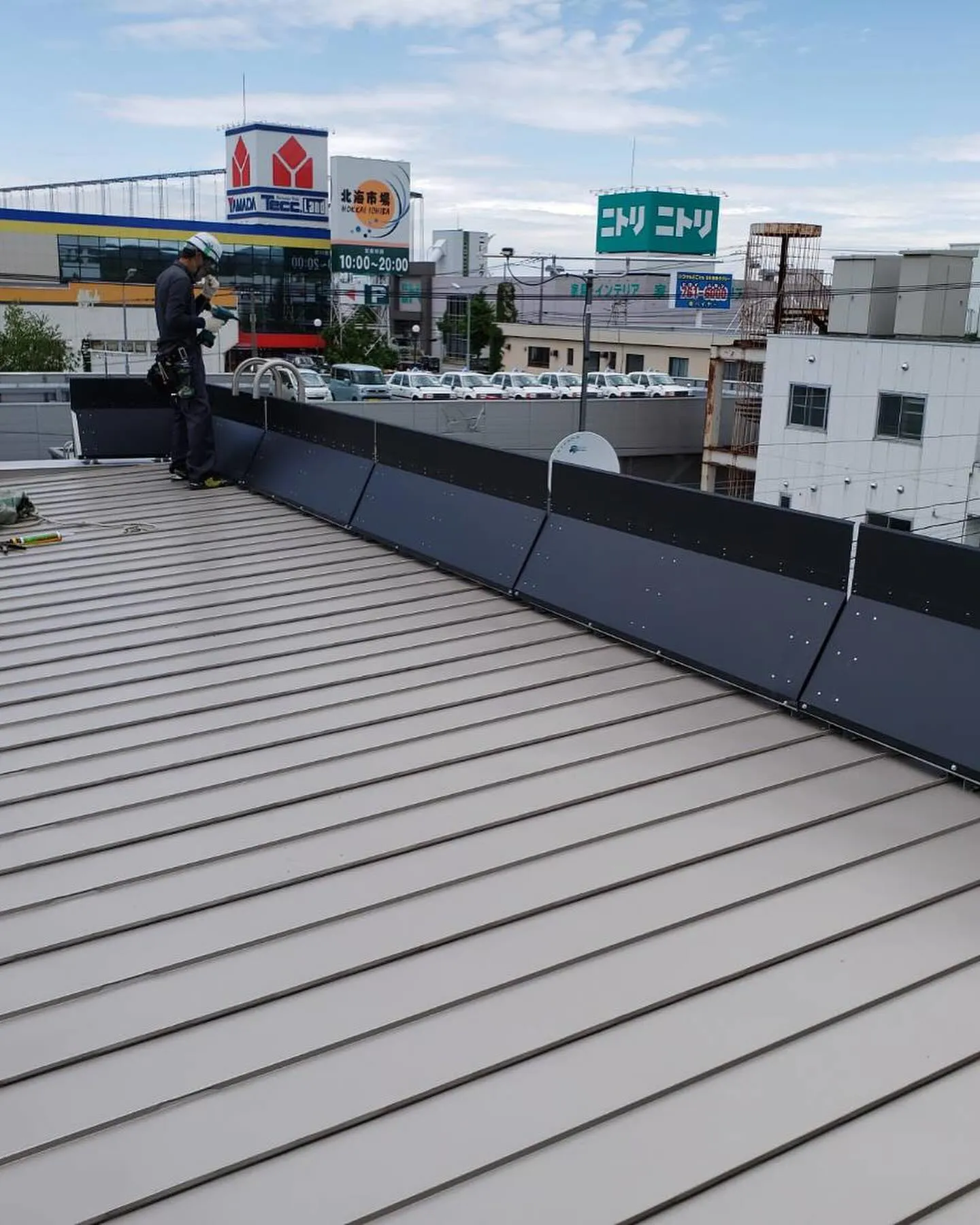 札幌市厚別区にて雪庇ガードの作業です⭐︎